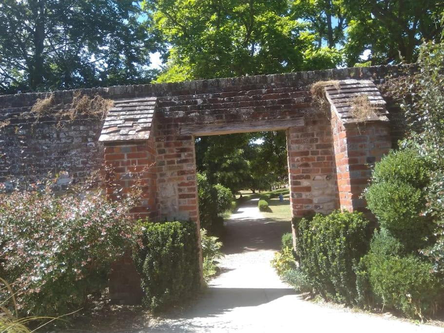 Welcoming Cottage In Chichester Near City Centre Exterior photo
